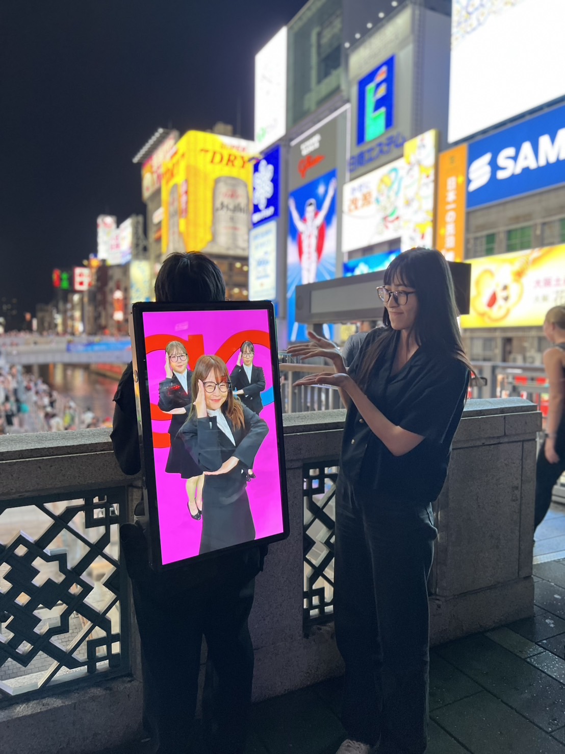 YOSHIKA出演「ガクフドキャリア」が歩く広告を東阪で実施 通行人ら足を止めSNSで話題